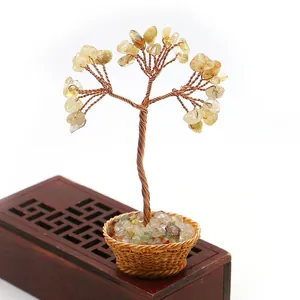 Detalle macro del árbol de cristal citrino con ramas de cobre y base de cesta tejida