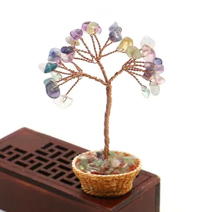 Detalle de un árbol de cristal artesanal con piedras naturales y hilos de cobre