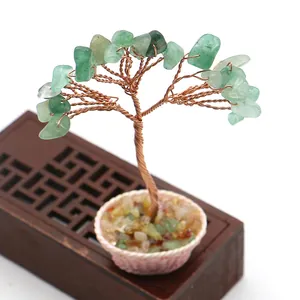 Detalle del árbol de la vida artesanal con hojas de aventurina verde y alambre de latón