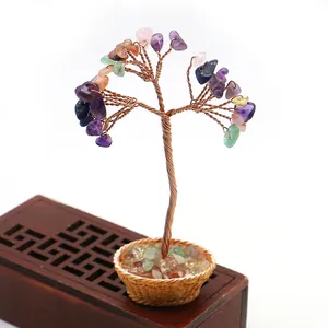 Detalle de mini árbol de cristal con gemas coloridas y alambre de cobre