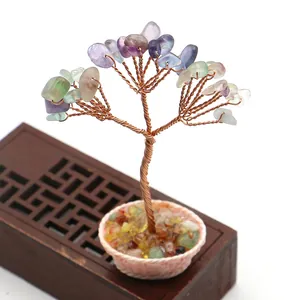 Detalle de árbol de piedras preciosas hecho a mano con alambre de cobre y cristales finos