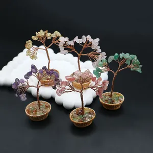 Mini árboles de cristal coloridos hechos a mano en cestas tejidas para escritorio