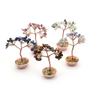 Set de cinco árboles de cristal natural con bases de cuarzo rosa para decorar oficina