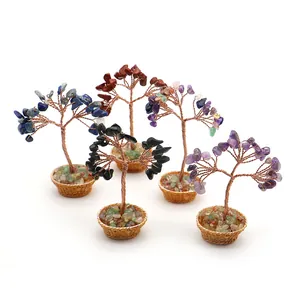 Mini set de árboles de cristal con ramas de cobre y piedras de colores en macetas