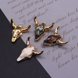 Set mit vier Stierkopf-Anhängern aus Harz mit Goldmetallrahmen für DIY-Schmuck