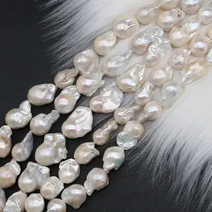 Perles d'eau douce naturelles baroques pour bijoux DIY avec un éclat intense sur fond fourrure