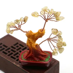 Detalle de árbol de fortuna en citrino con ramas de alambre y base de resina cuadrada