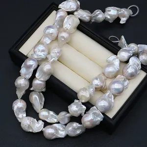 Collier de perles de culture baroques aux reflets arc-en-ciel sur boîte en cuir noir