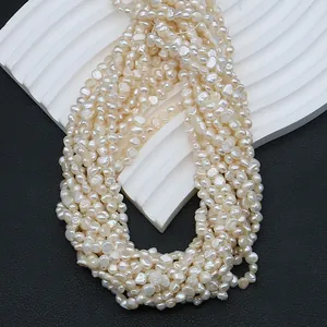 Natürliche Süßwasser-Barockperlen für DIY-Schmuck auf einem weißem strukturiertem Ständer