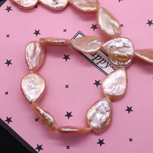 Natürliche lila Barockperlen in Tropfenform für DIY-Schmuck auf einem rosa Hintergrund