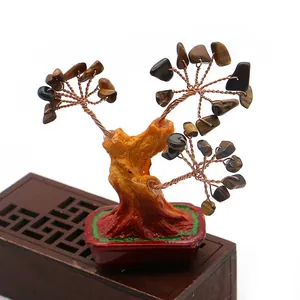 Detalle del árbol de cristal de ojo de tigre hecho a mano con alambre de cobre y resina