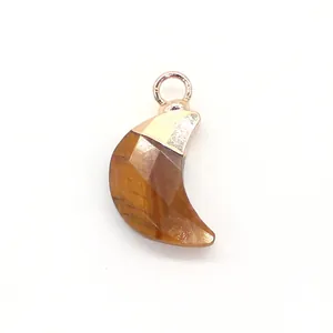 Vue détaillée du pendentif lune en œil de tigre facetté avec boucle en or rose