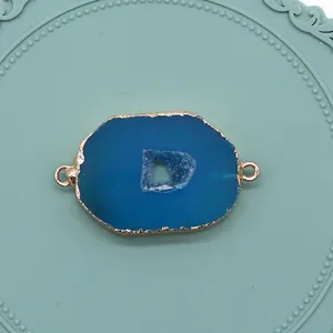 Detail van blauwe agaat plak connector met vergulde randen voor DIY-sieraden maken