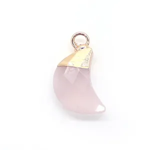 Détail macro du pendentif lune en quartz rose facetté avec bélière dorée pour bijoux