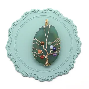 Detail van levensboom hanger met handgewikkeld metaaldraad en zeven chakra stenen