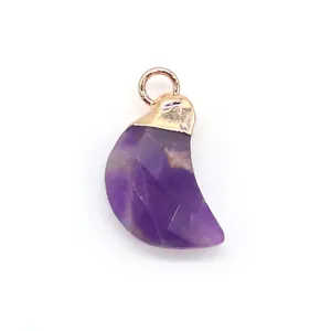 Détail macro d'un pendentif lune en pierre violette facettée avec bélière rose doré