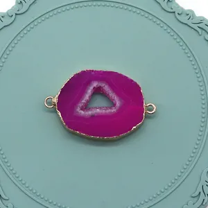 Detail van fuchsia druzy agaat connector met vergulde rand voor het maken van sieraden