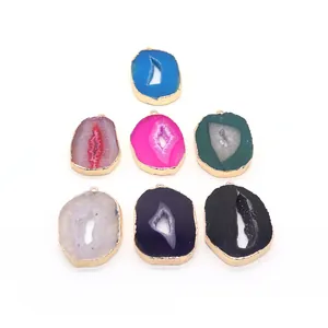 Lot de sept pendentifs tranches d'agate naturelle colorée avec bords dorés élégants