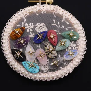Pendenti a goccia in pietre semipreziose con decorazione a stella dorata e strass
