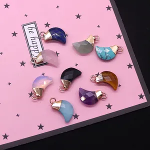 Pendentifs demi-lune en pierre naturelle facettée avec des capuchons dorés assortis