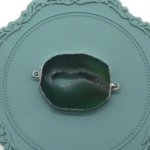Ciondolo geode in agata verde naturale con bordo argentato e doppi connettori