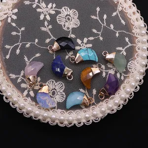 Pendentifs lune en pierres naturelles facettées aux couleurs variées avec attaches dorées