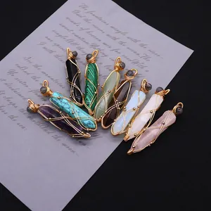 Pendentifs hexagonaux en pierre naturelle enveloppés de fil doré sur carton vintage