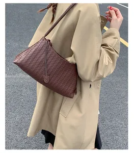 Dettaglio borsa a spalla in pelle intrecciata marrone scuro con trama intrecciata