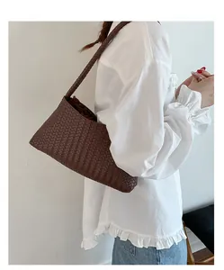 Primo piano dettagliato della borsa sottobraccio in pelle intrecciata marrone scuro artigianale