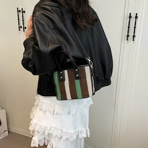 Damen-Eimertasche aus gestreiftem Webstoff in Grün und Braun mit Ledergriffen