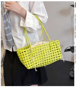 Détail du sac cabas tressé vert vif avec doublure crème et motif en maille ajourée