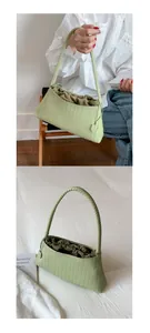 Dettaglio borsa sottobraccio verde chiaro intrecciata con trama incrociata e coulisse