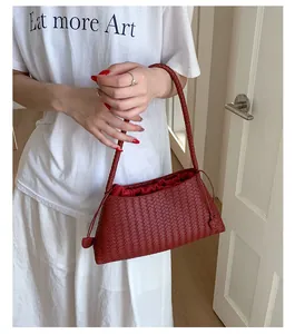 Dettaglio della borsa a spalla in pelle intrecciata rosso scuro con motivo Intrecciato