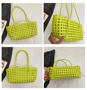 Détail du sac cabas vert tressé avec doublure blanche à cordon et texture maille