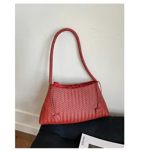 Dettaglio di una borsa a tracolla intrecciata rosso scuro con trama Intrecciato e coulisse