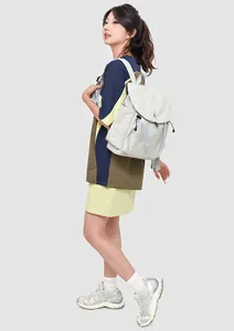 Détail du sac à dos de randonnée gris clair résistant à l'eau en nylon ripstop et cordon