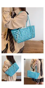 Gros plan du sac tissé main bleu ciel avec motif maillé et doublure à cordon serrage