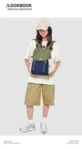 Détail du sac à dos de randonnée avec blocs de couleurs et fermeture à cordon