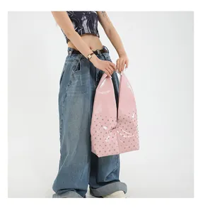 Sac fourre-tout en cuir verni rose avec rivets argentés pour un look streetwear Y2K