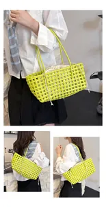 Vue détaillée du sac de plage en maille vert citron avec une pochette intérieure crème
