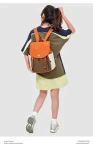 Détail du dos d'un sac à dos de camping avec des bretelles orange et un rembourrage épais