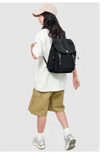 Détail d'un sac à dos de randonnée noir étanche avec cordon et poches latérales