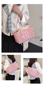 Détail du sac cabas tissé rose montrant la texture en maille et la pochette à cordon