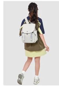 Vue arrière d'un sac à dos de randonnée gris clair imperméable avec cordon de serrage