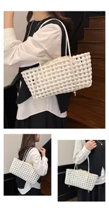 Détail d'un sac cabas tissé à la main blanc avec motif carré et doublure à cordon