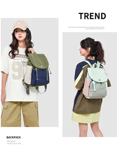 Vue détaillée du sac à dos de randonnée étanche avec design color-block et poches latérales