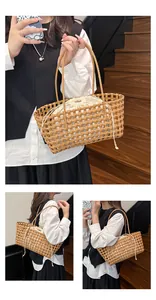 Détail du sac panier tressé avec doublure en toile blanche à cordon et doubles poignées