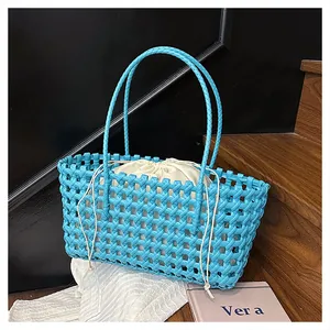 Détail du sac de plage bleu ciel tressé avec motif en maille et doublure à cordon blanc