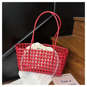 Détail du sac cabas rouge tissé avec structure en maille et doublure en toile beige à cordon