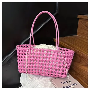 Détail du sac fourre-tout tissé rose avec un design en maille et une doublure blanche à cordon
